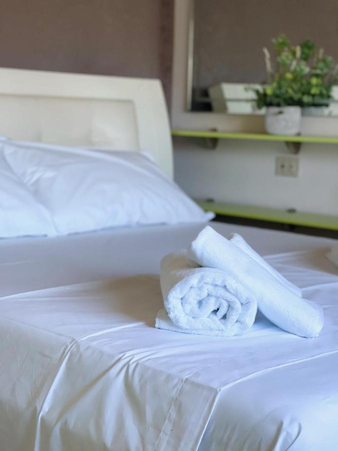 Sunkissed Centre Apartment Vlorë Esterno foto