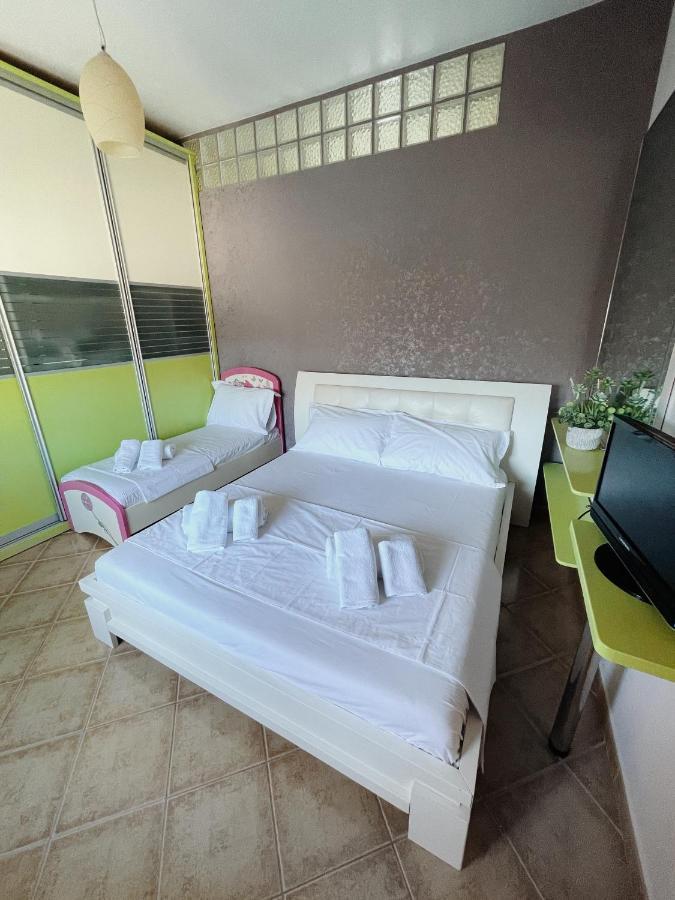 Sunkissed Centre Apartment Vlorë Esterno foto