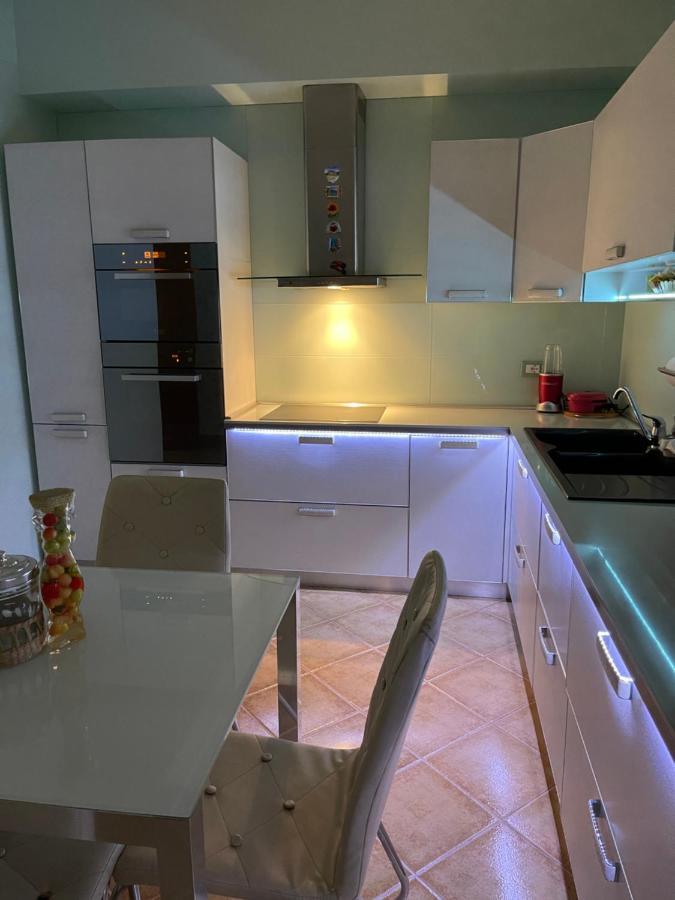 Sunkissed Centre Apartment Vlorë Esterno foto