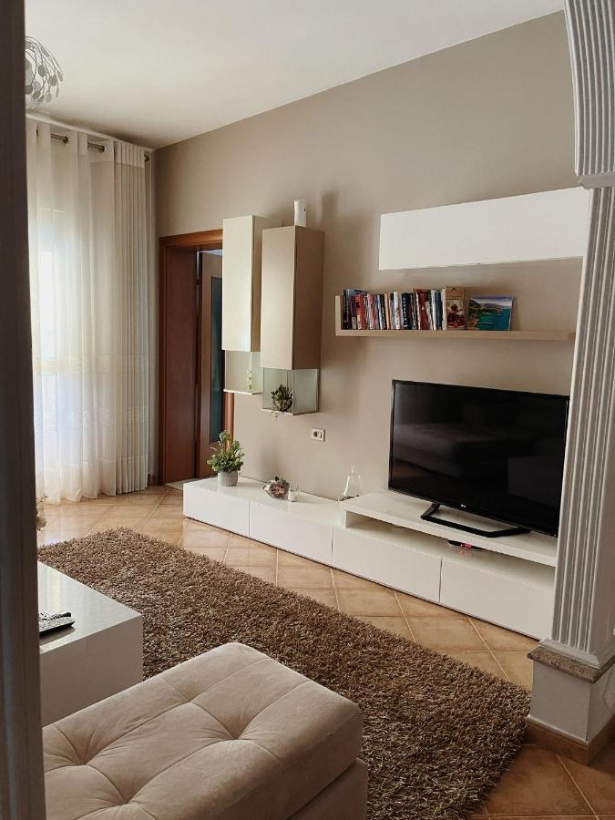 Sunkissed Centre Apartment Vlorë Esterno foto
