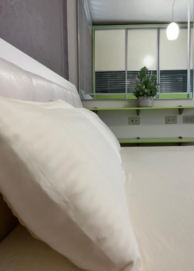 Sunkissed Centre Apartment Vlorë Esterno foto
