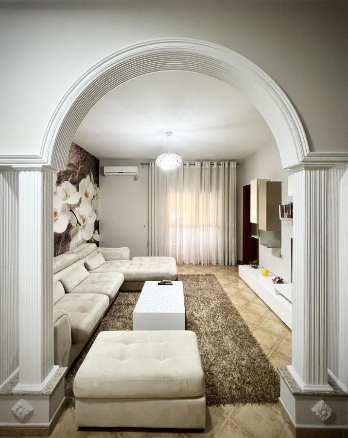 Sunkissed Centre Apartment Vlorë Esterno foto