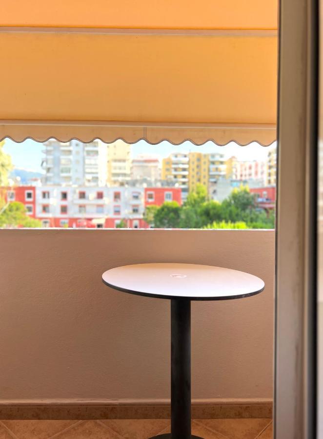 Sunkissed Centre Apartment Vlorë Esterno foto