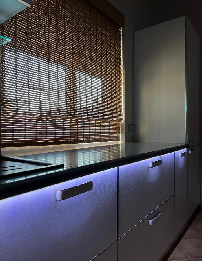 Sunkissed Centre Apartment Vlorë Esterno foto