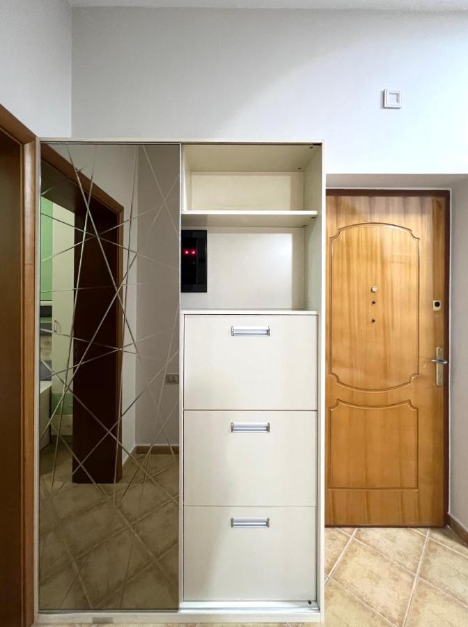 Sunkissed Centre Apartment Vlorë Esterno foto