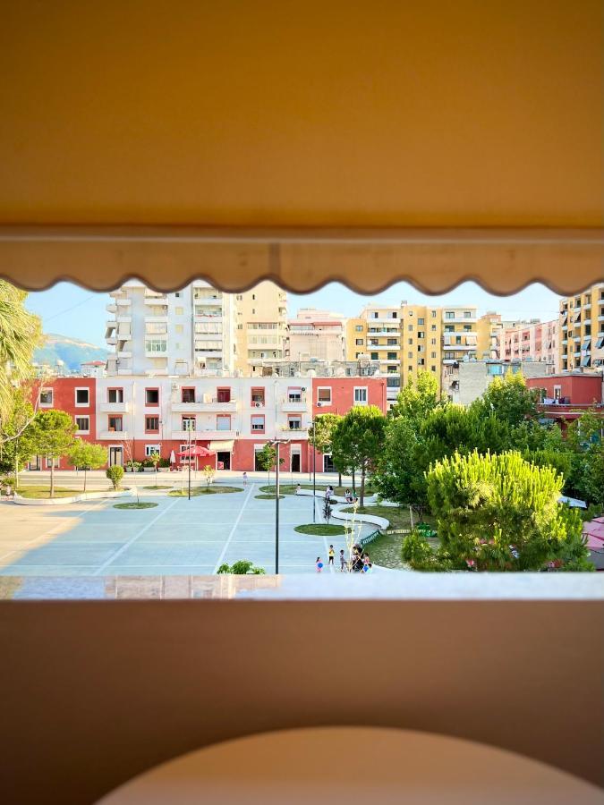Sunkissed Centre Apartment Vlorë Esterno foto