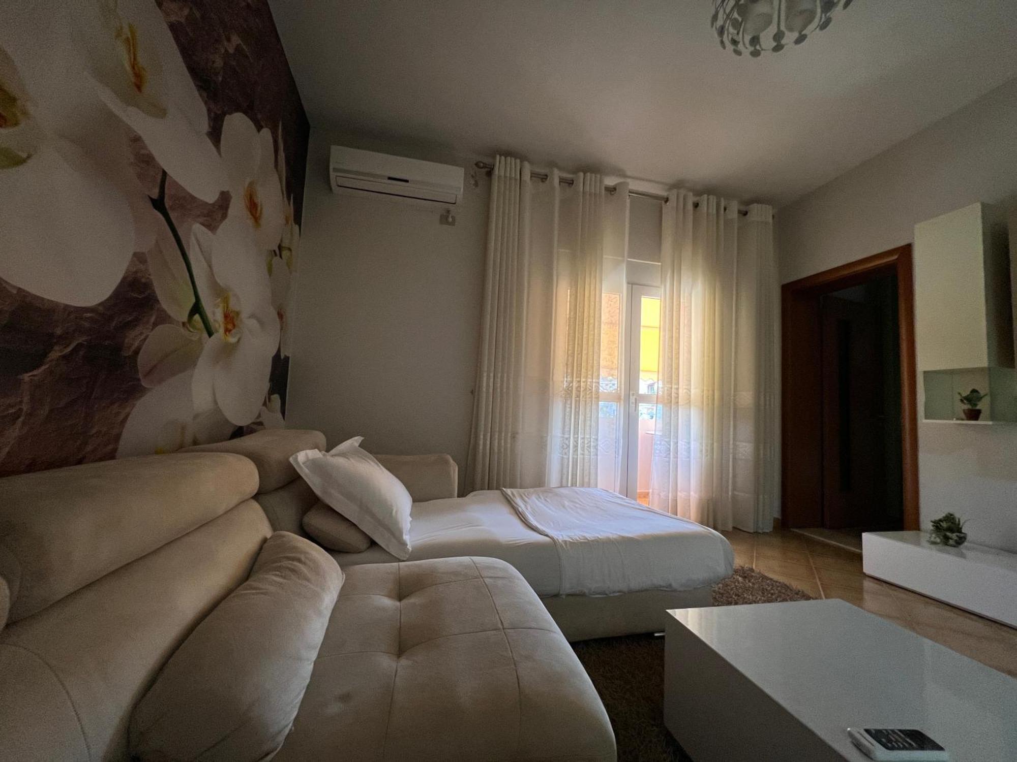 Sunkissed Centre Apartment Vlorë Esterno foto